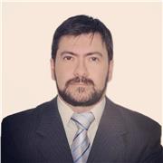 Profesor de español imparte clases a niños y jóvenes de todas las edades